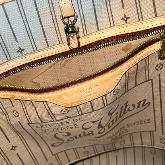 Louis Vuitton Neverfull MM Bag - Picture 6 of 11